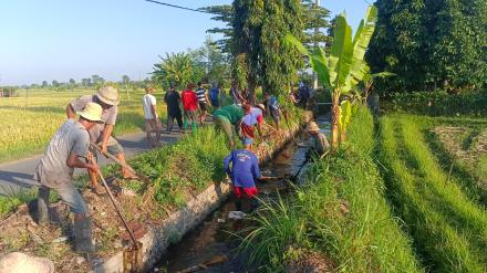 Kegiatan Gotong Royong Pembersihan Badan Jalan Menuju Pura Segara Serta Pemeliharaan Saluran Irigasi